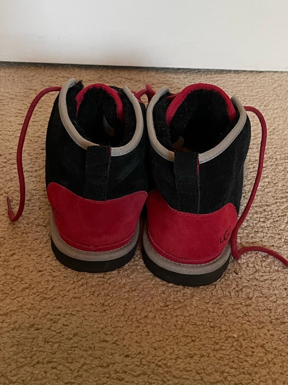 UGG Plush Neumel Suede Chukka Boots Black / Red / Grey Men's Size 10 SN 3326